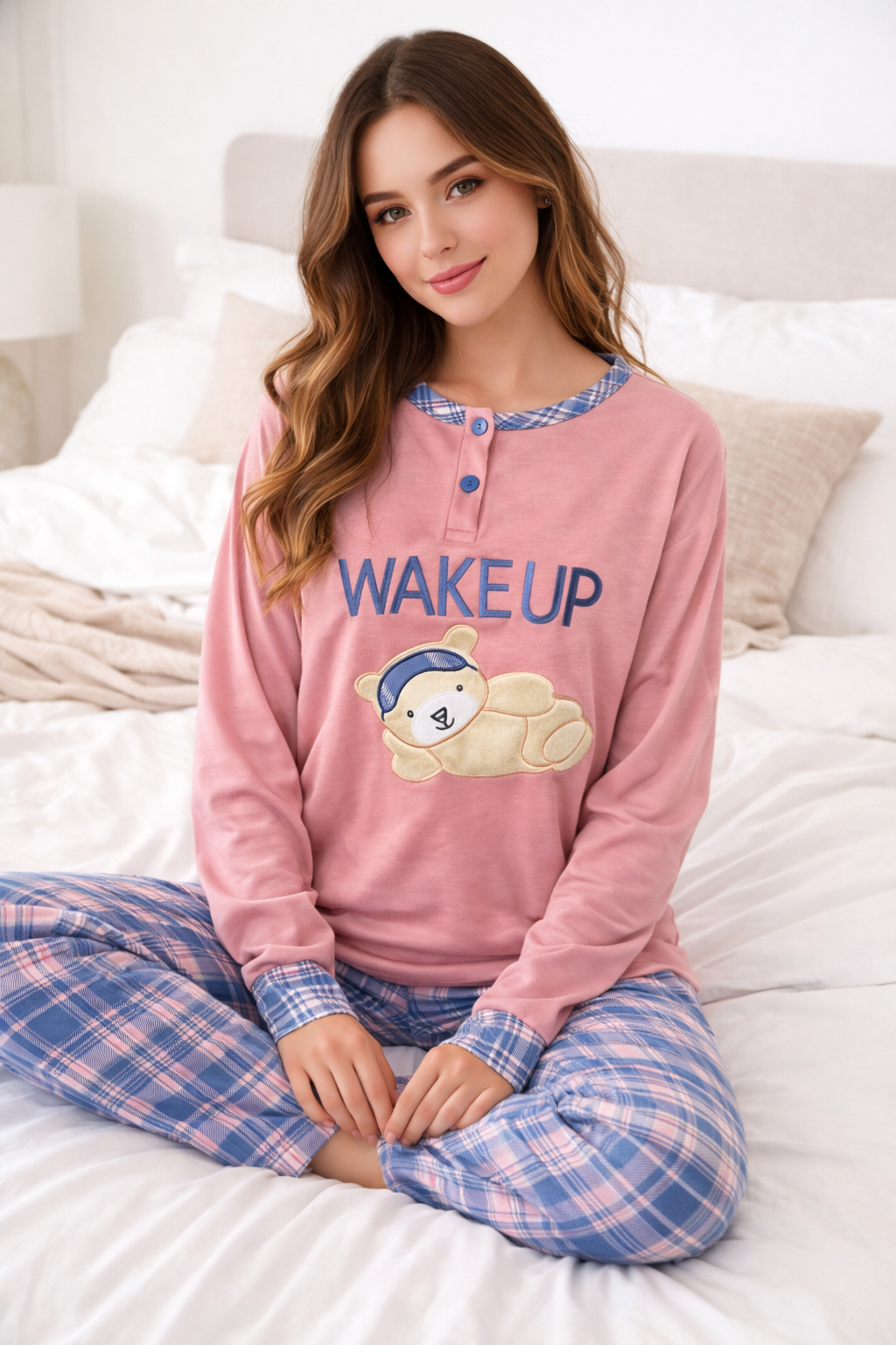 🧸 Pijama de Mujer Rosa con Osito “Wake Up” – Conjunto de Manga Larga Súper Cómodo E3548