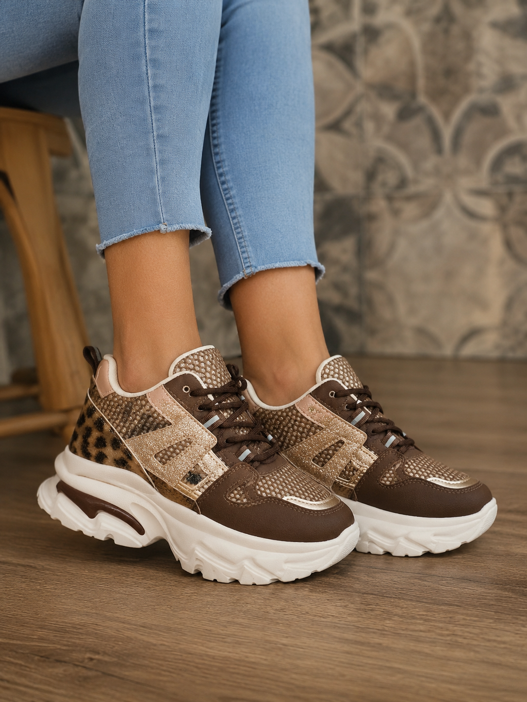 Deportiva Mujer Chunky Animal Print con Detalles Dorados JF3623E