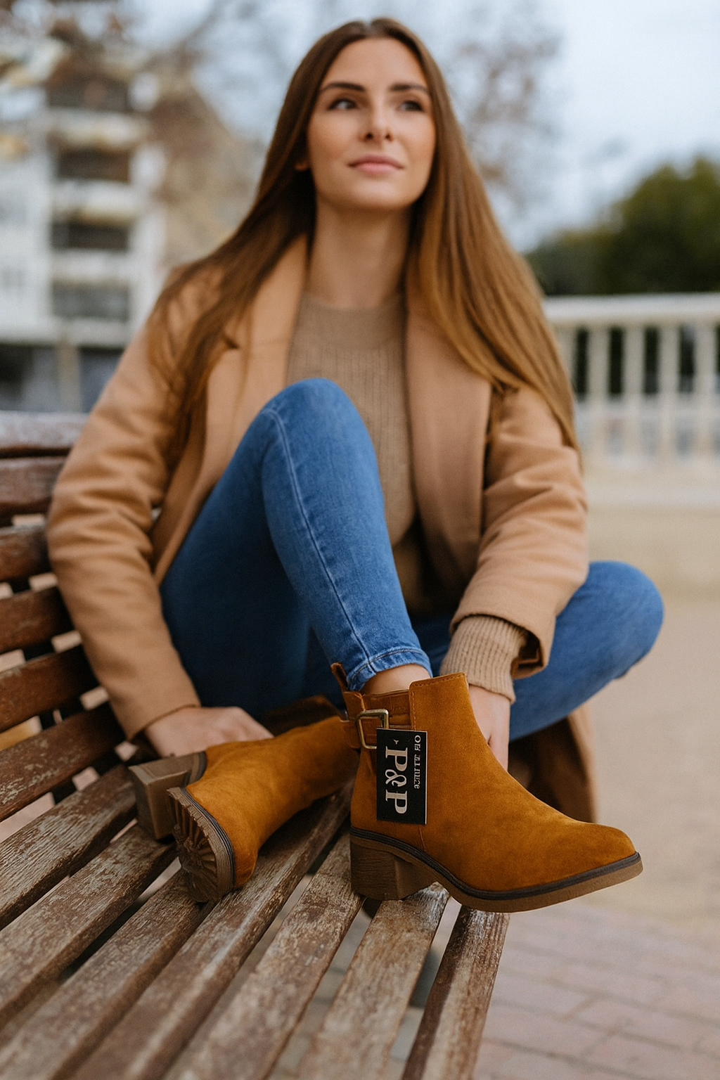 Botines Mujer con Hebilla Dorada – Elegancia y Confort
H0221