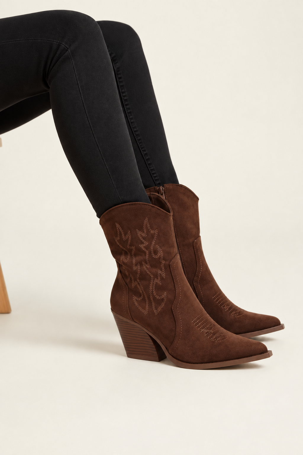 Botín Campero Beige con Bordado y Tacón – Estilo Cowboy 2A-1410PU