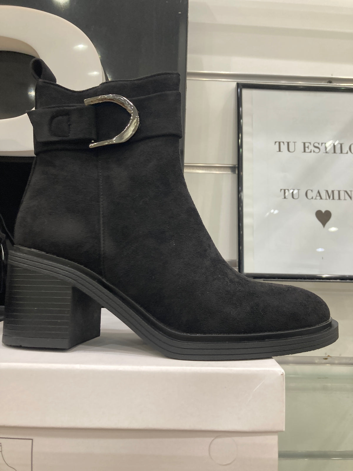 5494. Bota 40