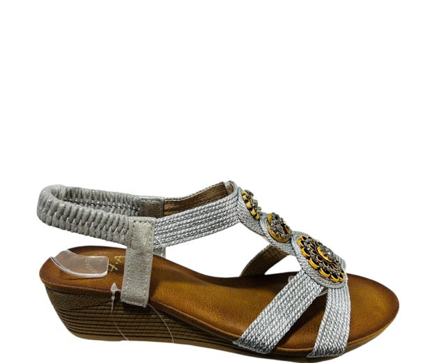 Sandalia con cuña baja H0108