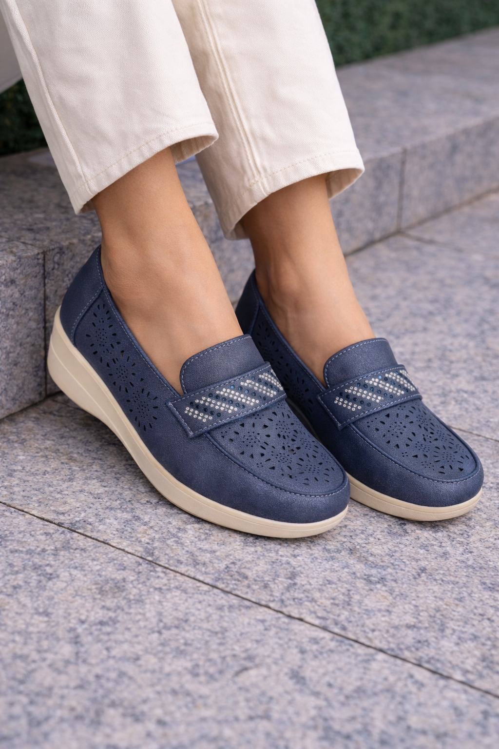 Zapato Beige Perforado con Detalle Brillo – Calzado Mujer Cómodo y Elegante E2211