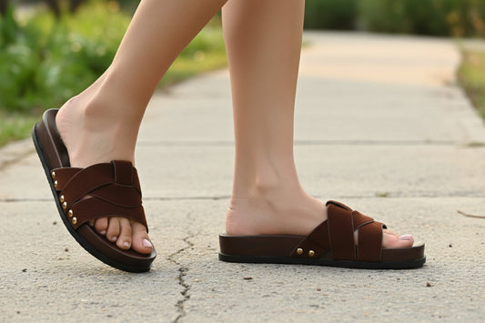 ✨ Sandalia Plana Cruzada con Tachas –  OH-578