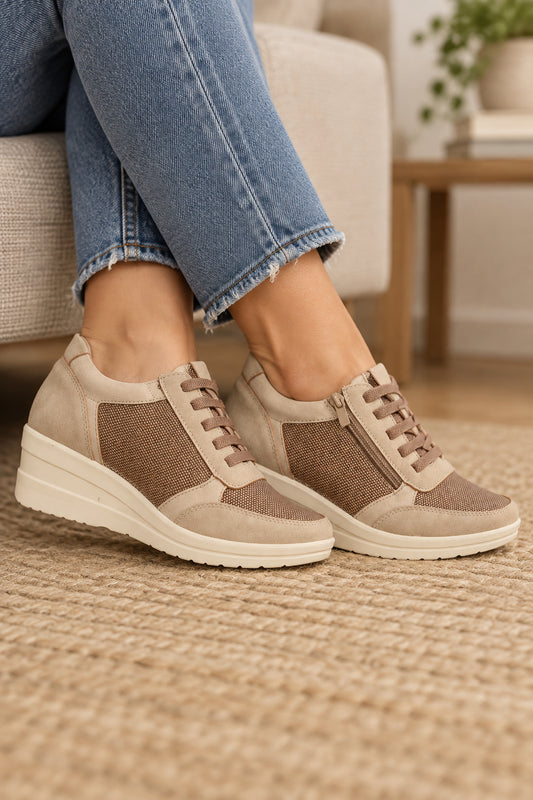 Deportiva de Mujer con Cuña, Cremallera y Detalles Metalizados – Marrón    M610