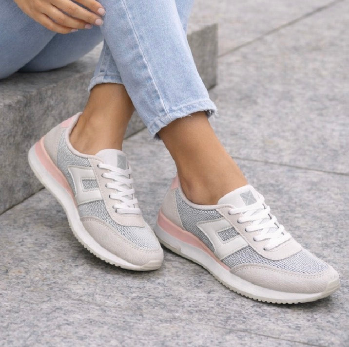 Zapatilla Gris y Blanca con Detalle Rosa – Deportiva Mujer Casual y Ligera BF5031