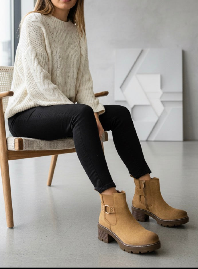 Botín Mujer Verde Oliva con Hebilla Dorada y Tacón Medio – Estilo Casual Chic 2611