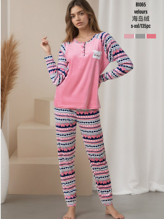 Pijama de Mujer Suave de Invierno “Cute Bunny” – Tejido Aterciopelado y Estampado de Corazones 💖 B1065