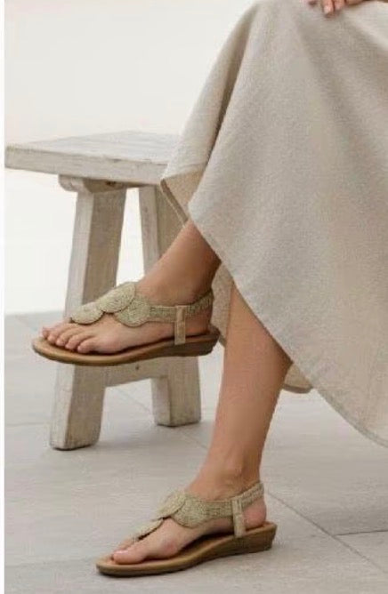 Sandalias Planas Beige con Detalle Floral – Cómodas y Elegantes para Mujer OM901-5