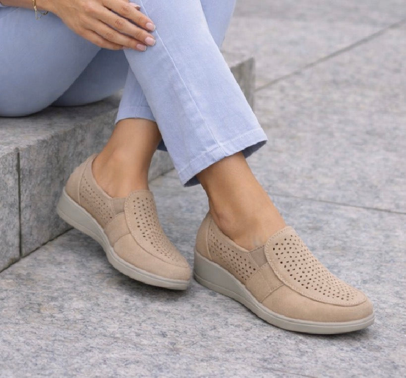 18€!!! Mocasín Beige Confort Mujer – Zapato Casual Perforado con Cuña Ligera M2220