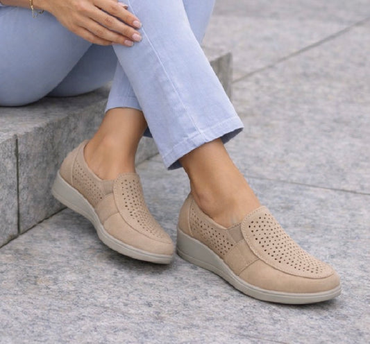 18€!!! Mocasín Beige Confort Mujer – Zapato Casual Perforado con Cuña Ligera M2220
