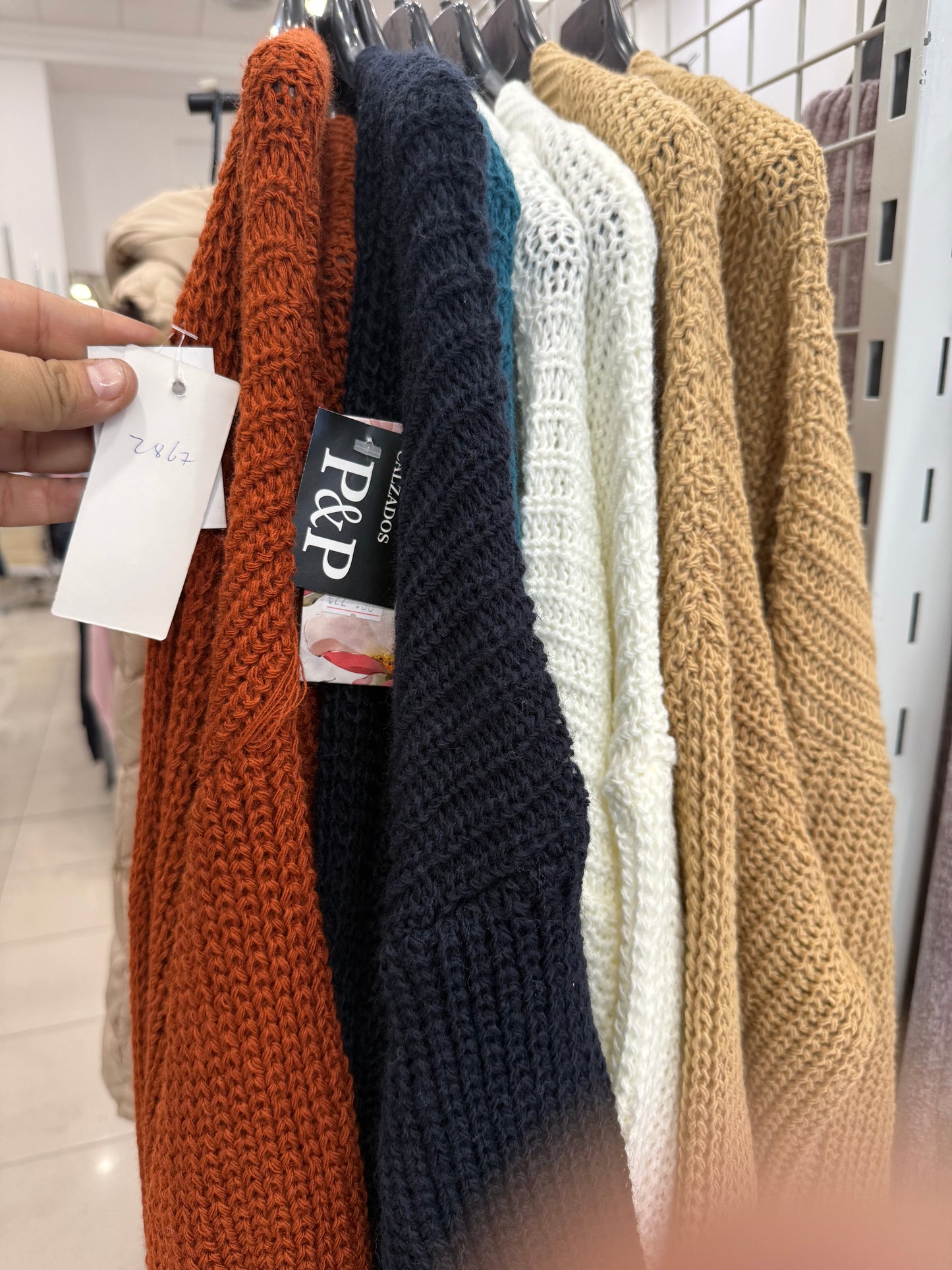 Cardigan largo de punto grueso teja  COD   2867 – con bolsillos y manga abullonada