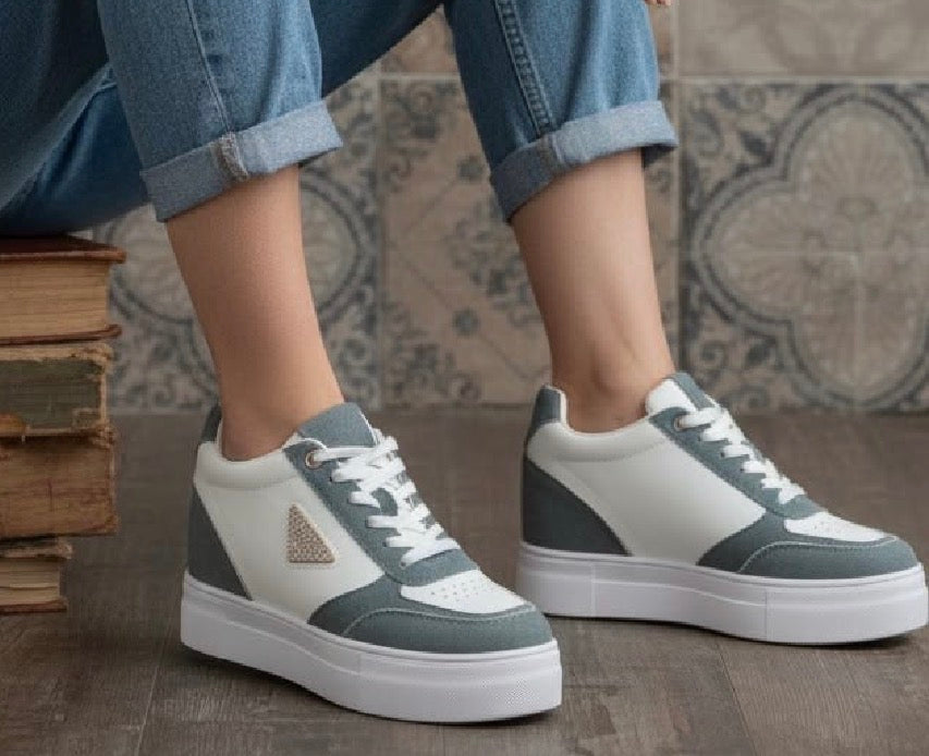 Deportiva Mujer con Cuña Interior y Plataforma – Gris y Blanco C666