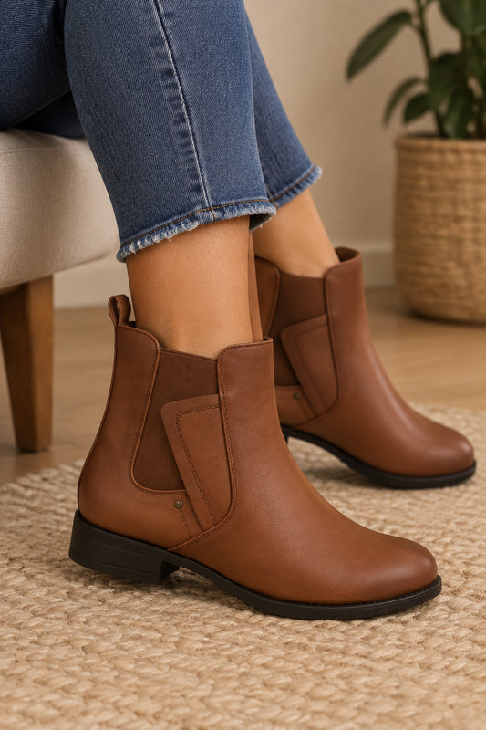 Botín Camel Mujer Estilo Chelsea con Goma Lateral y Tacón Bajo – Básico Elegante 8097