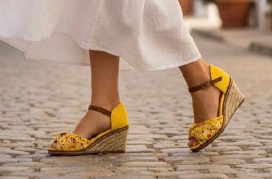 15€!!! Sandalias Cuña Mujer Amarillas con Flores – Sandalias Verano Alegres y Cómodas
 992-54