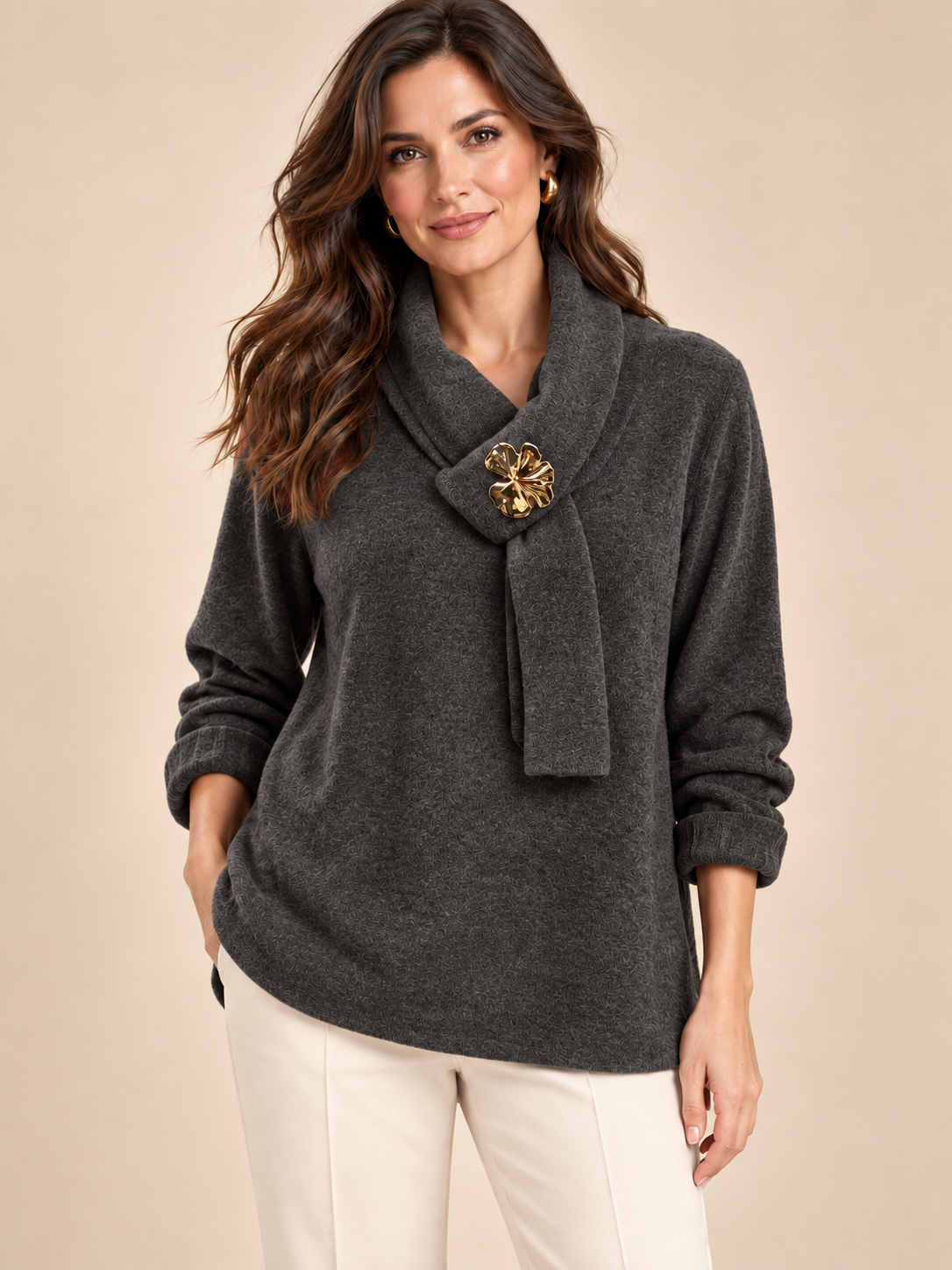 Jersey de punto suave con cuello cruzado y broche dorado