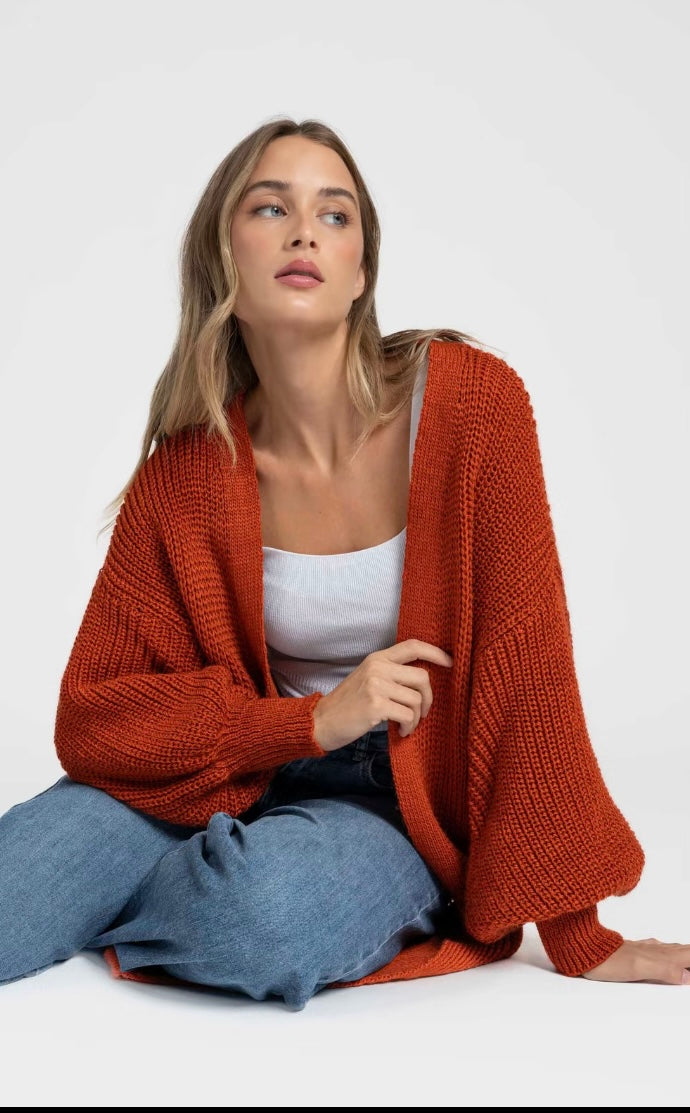 Cardigan largo de punto grueso teja  COD   2867 – con bolsillos y manga abullonada