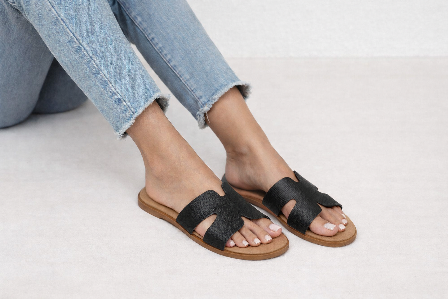 Sandalias Planas Mujer Tipo H Negras con Suela Camel – Comodidad y Estilo Verano YF-