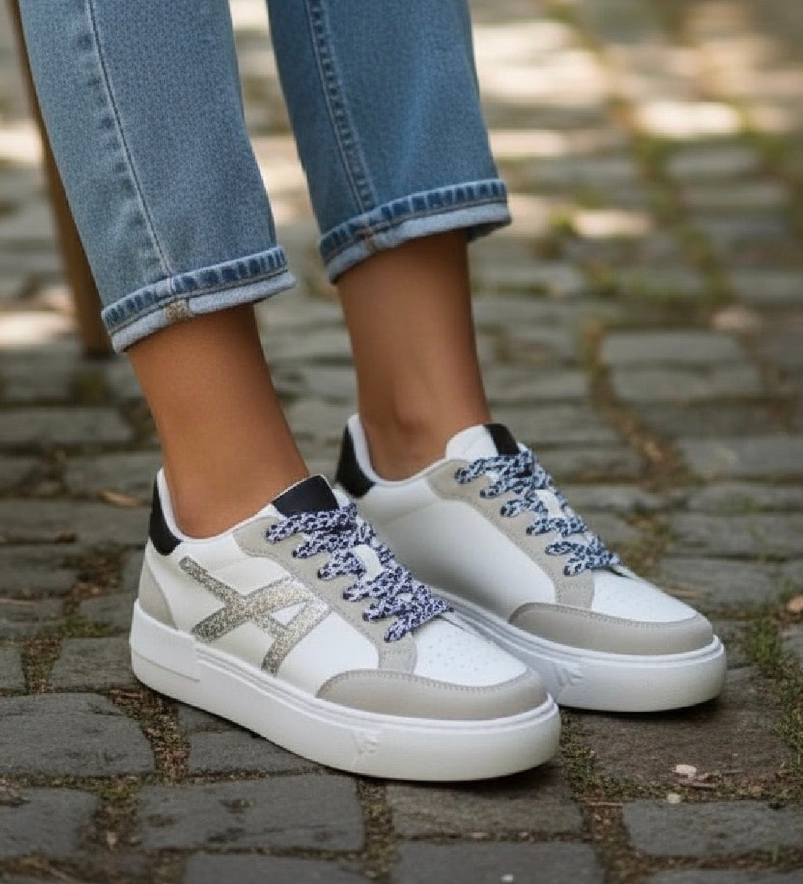 Deportiva Mujer Casual con Detalles Brillantes y Cordones C783