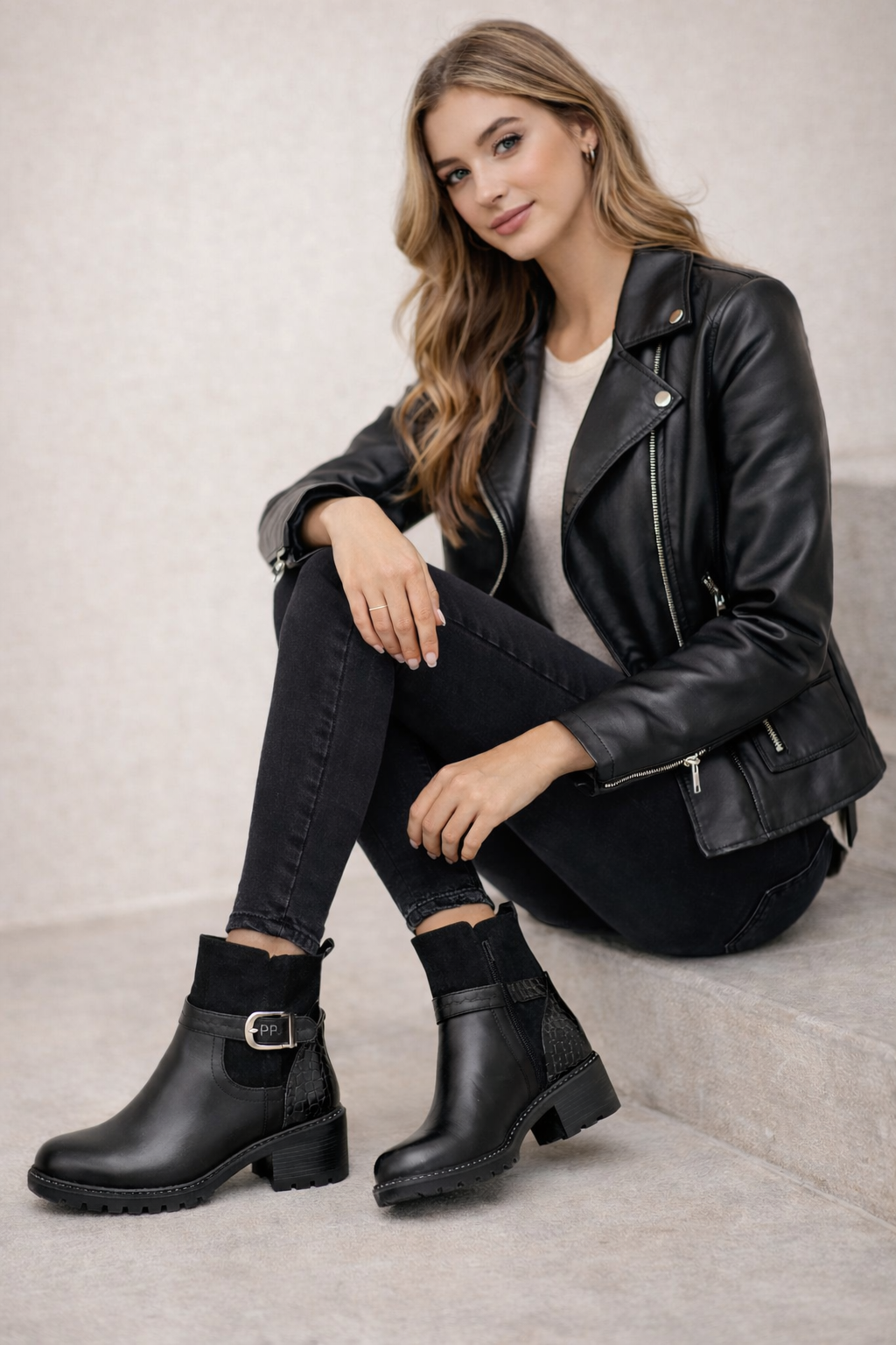 Botín Negro con Hebilla Plateada – Elegante, Cómodo y Versátil
 M776