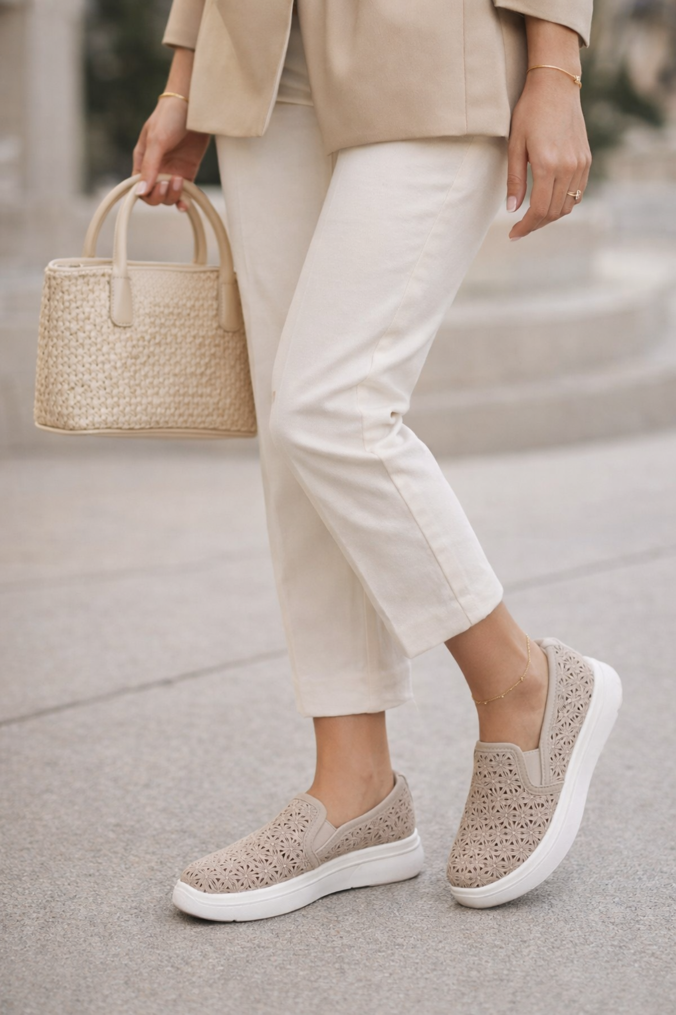 🥿 Mocasín Beige Perforado Floral – Suela Comfort Ligera G1052
