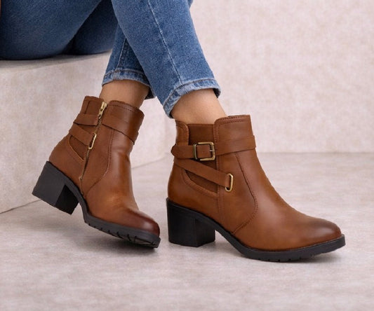Botines Marrón Cuero con Hebillas Decorativas – Tacón Ancho Cómodo 2111
