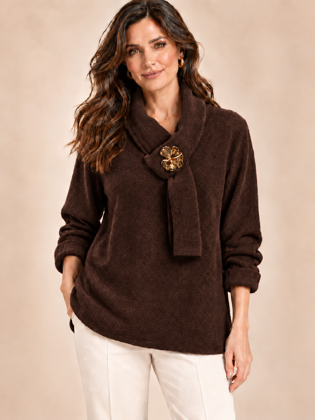 Jersey de punto suave con cuello cruzado y broche dorado