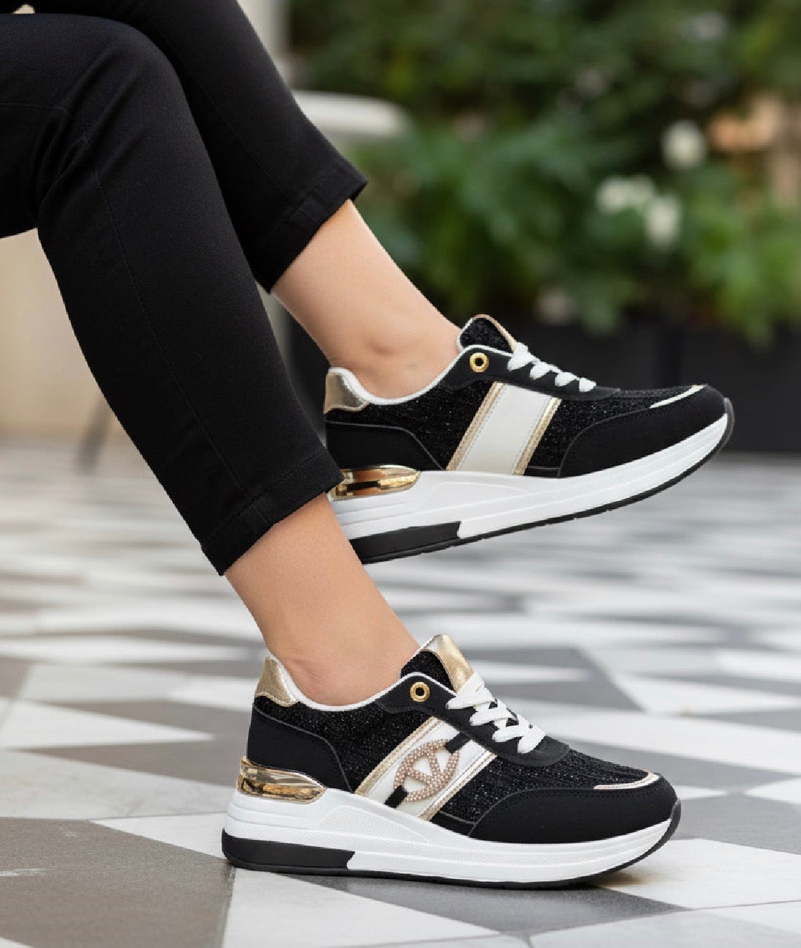 Deportiva Glam Negra con Detalles Dorados AB0-YD3074-58