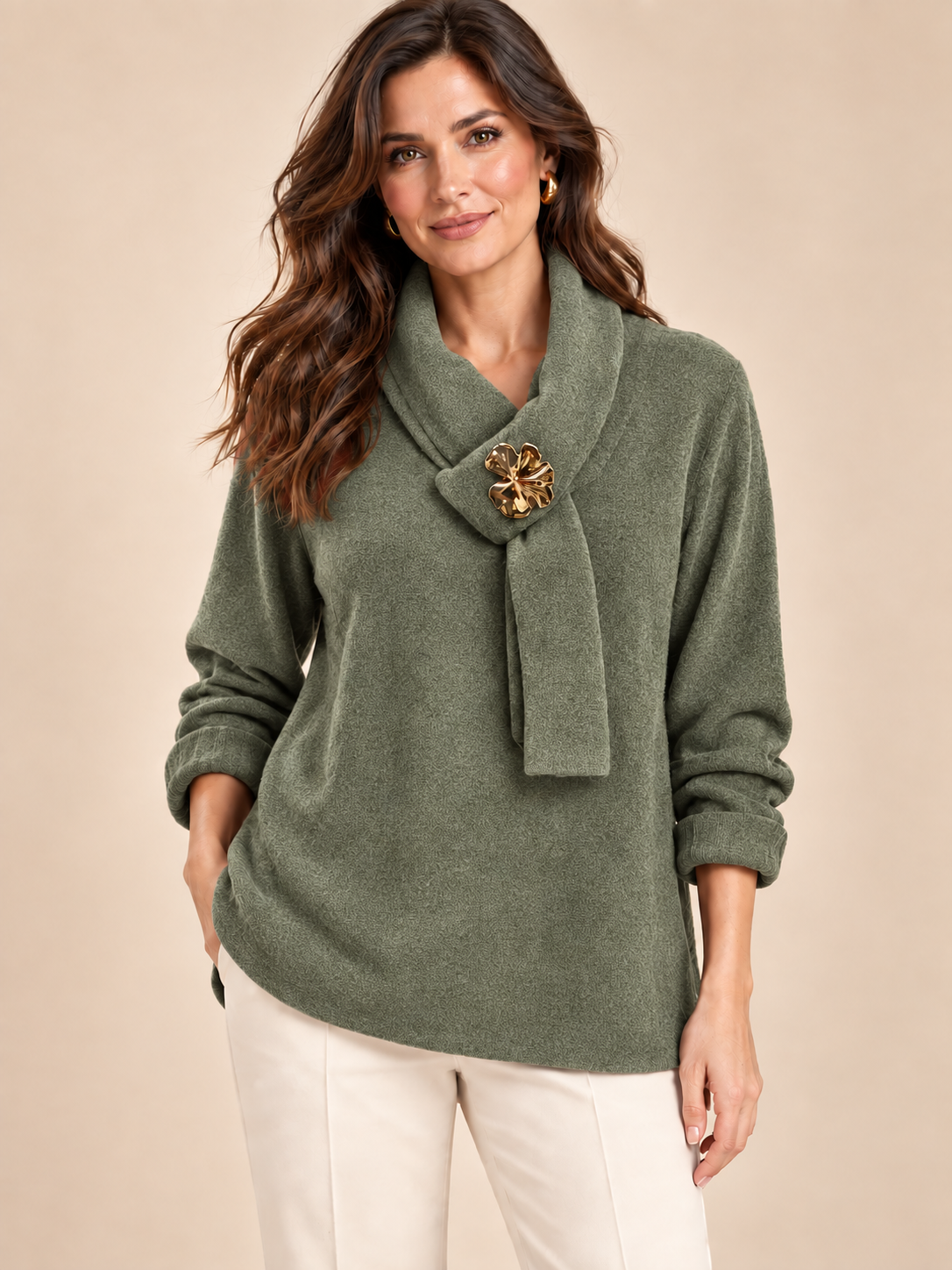 Jersey de punto suave con cuello cruzado y broche dorado