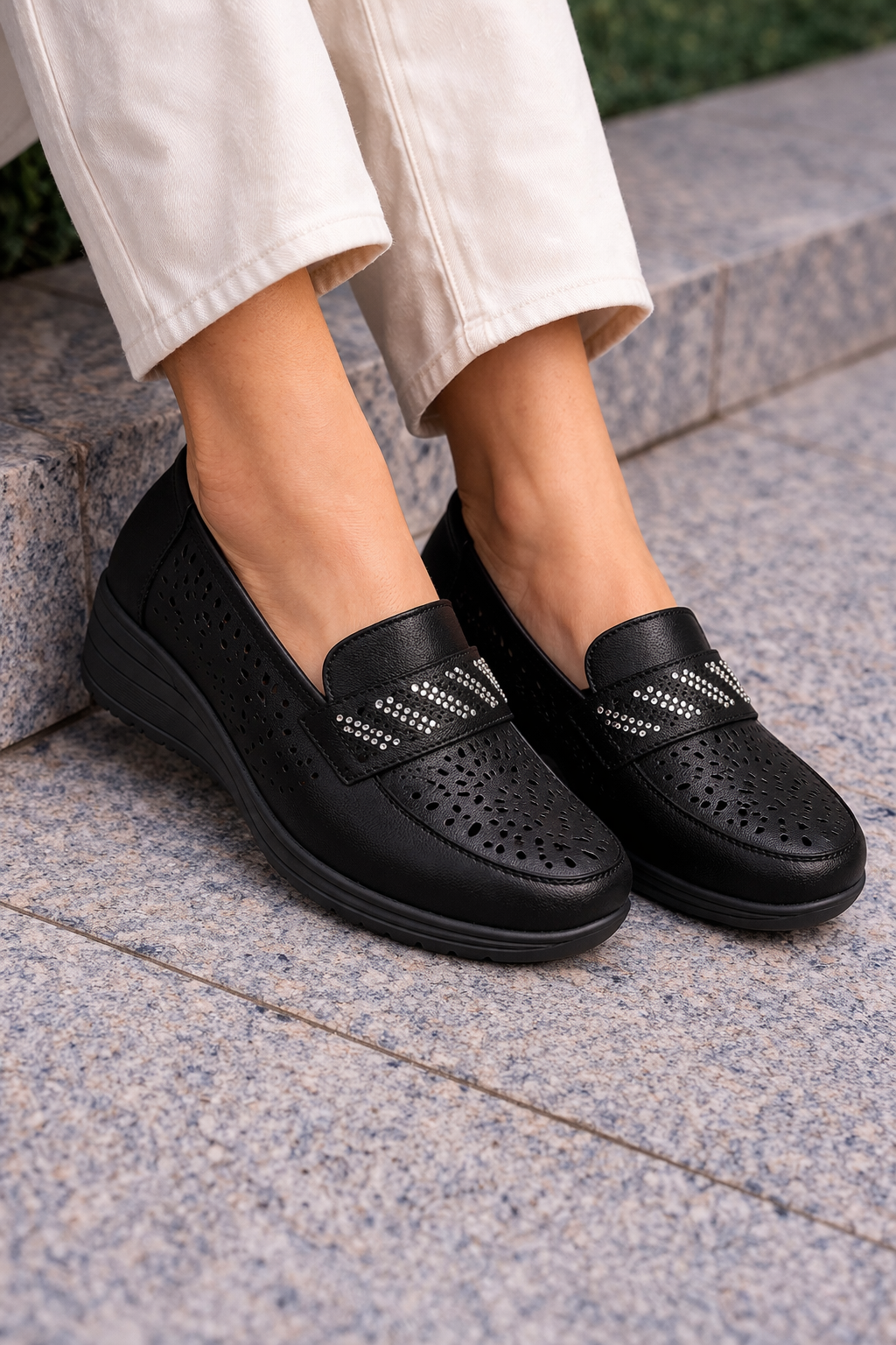 Zapato Beige Perforado con Detalle Brillo – Calzado Mujer Cómodo y Elegante E2211