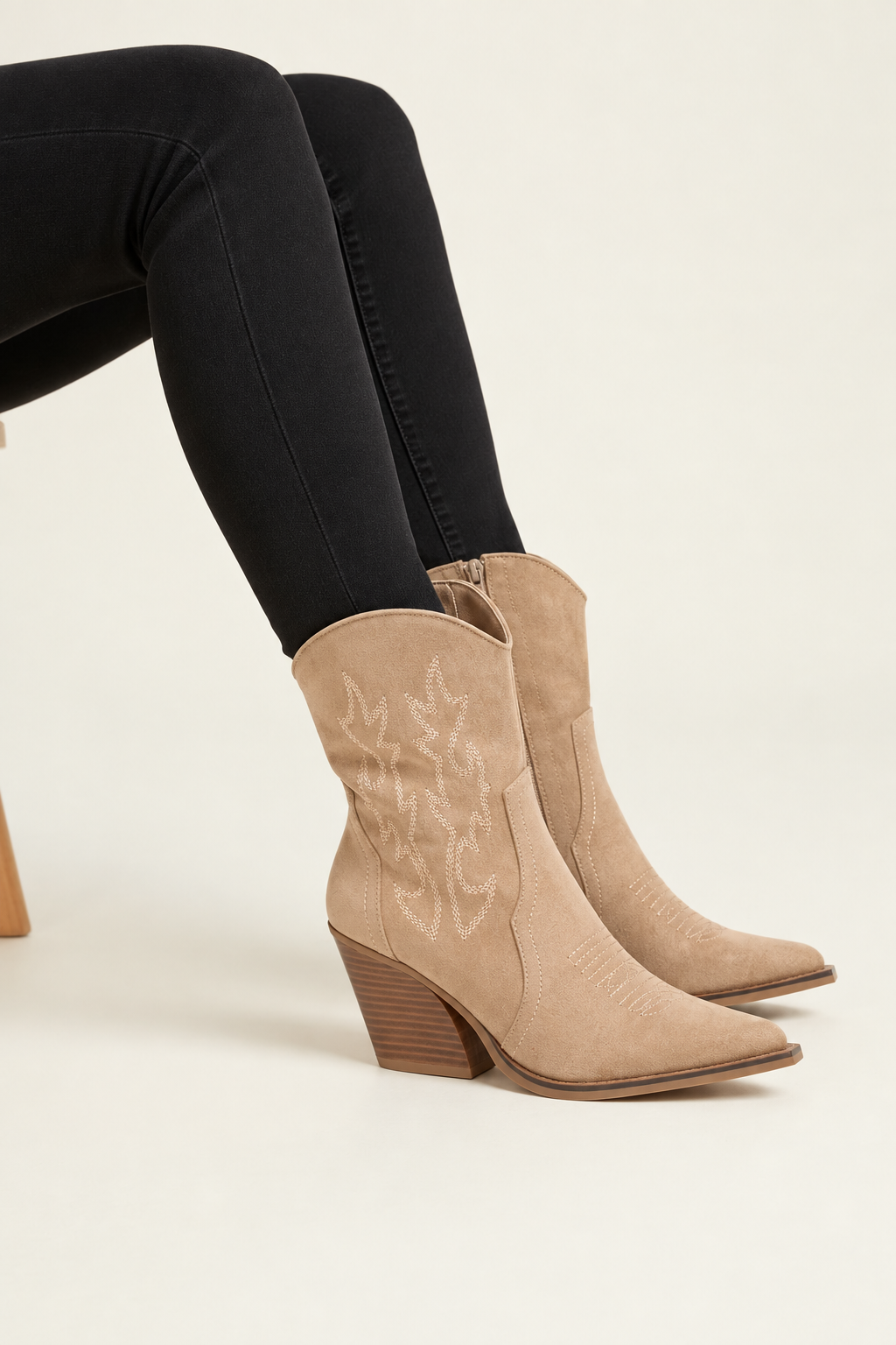 Botín Campero Beige con Bordado y Tacón – Estilo Cowboy  2A-1410PU