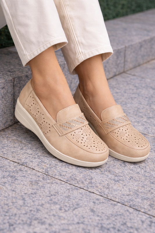 Zapato Beige Perforado con Detalle Brillo – Calzado Mujer Cómodo y Elegante E2211