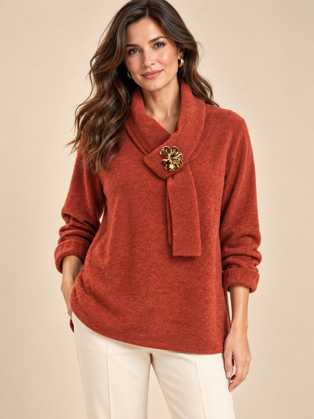 Jersey de punto suave con cuello cruzado y broche dorado