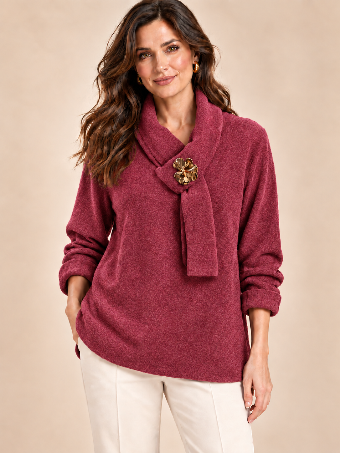 Jersey de punto suave con cuello cruzado y broche dorado