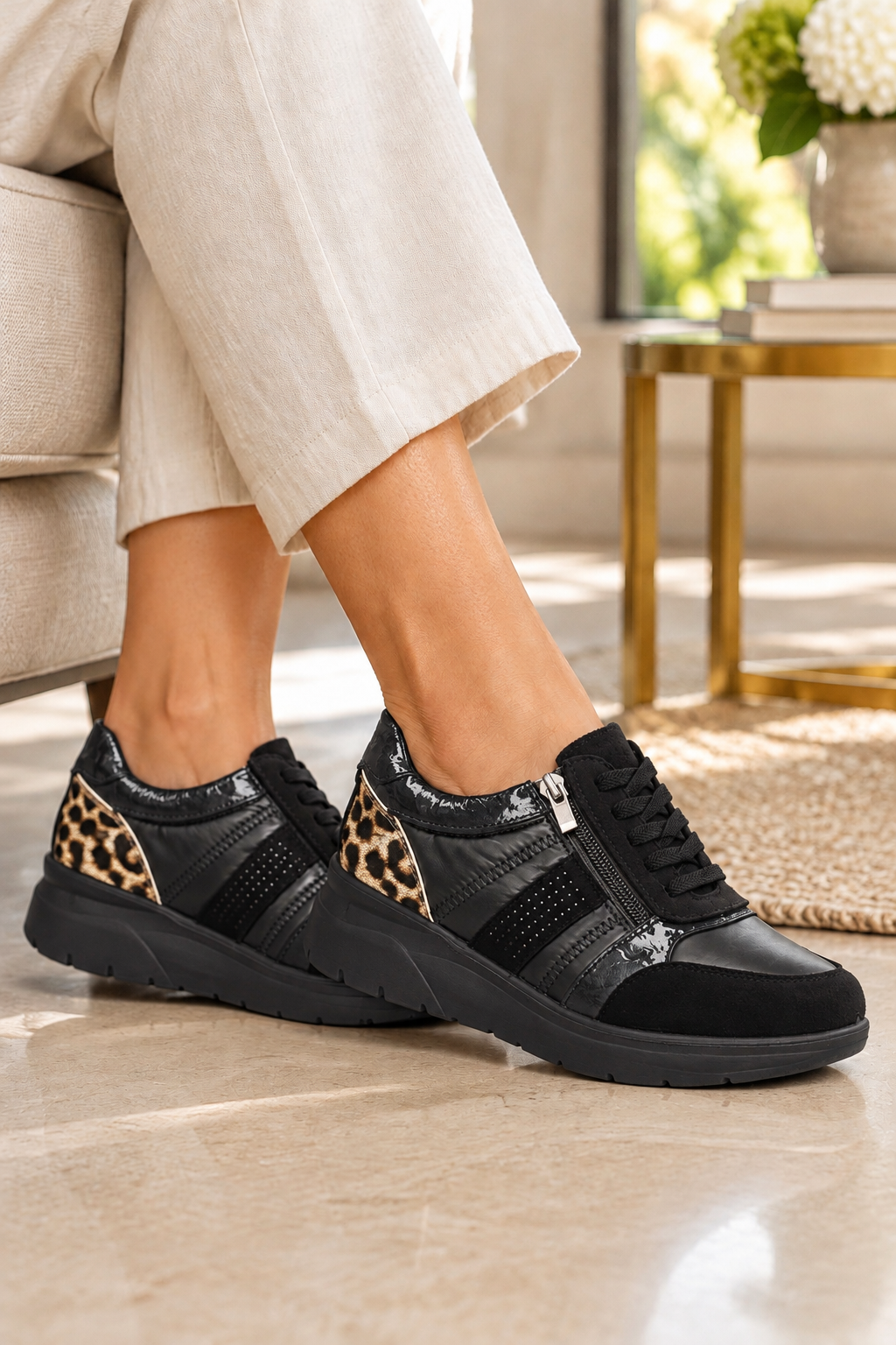 Deportivas de Mujer con Cuña, Cremallera y Detalle Animal Print – Beige y Negro  M607